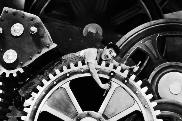 Charlie Chaplin enciende el motor del coche