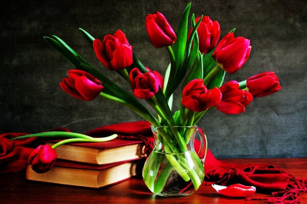 Nature morte. Livres. Tulipes dans un vase