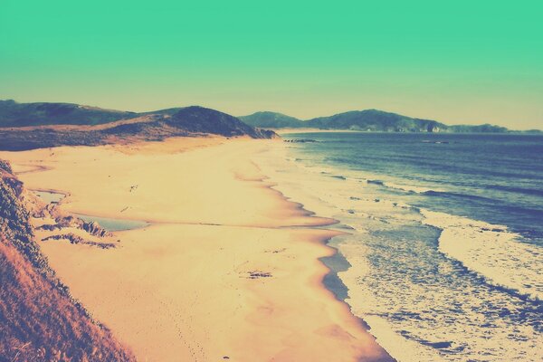 Vista desde arriba de la playa y las montañas