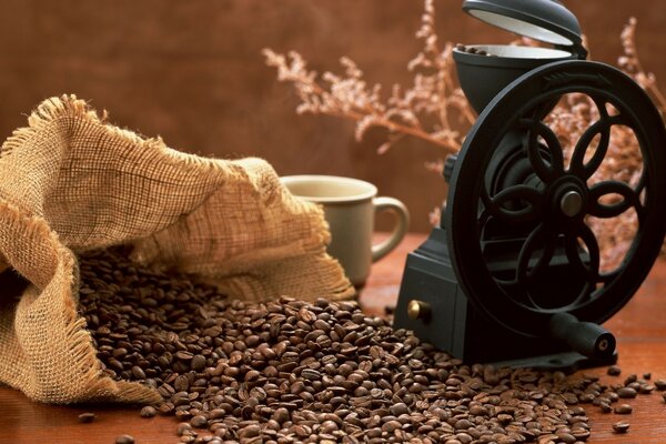 Кофе в зёрнах рассыпано, винтажное фото