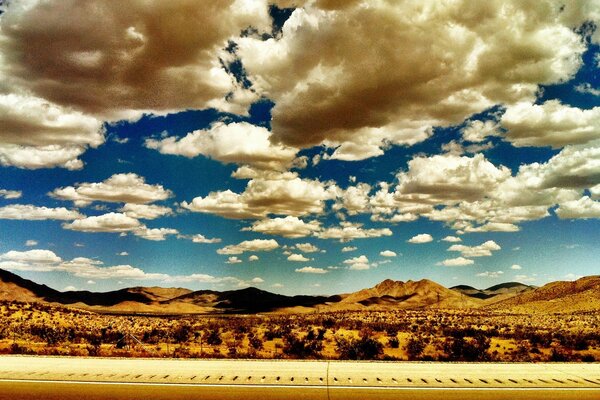 Fotos Vintage cielo nublado sobre el desierto