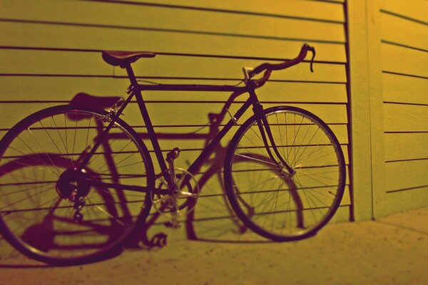 Bicicleta Vintage contra la pared verde amarillo