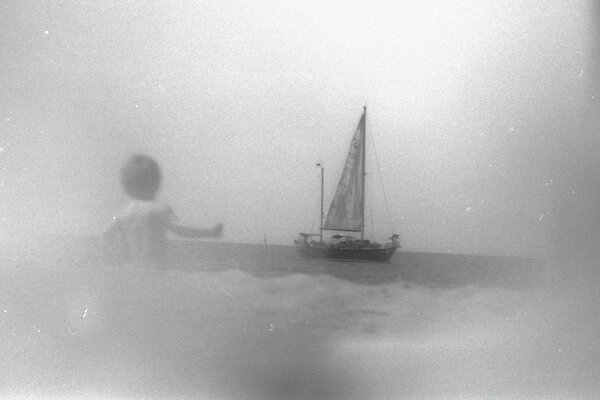 Niño se encuentra con un velero en el mar