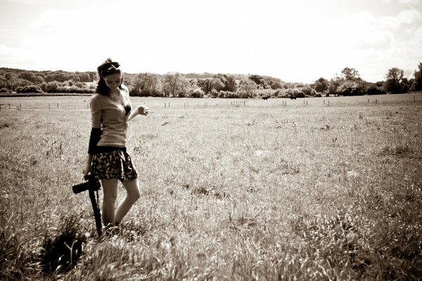 Chica adulta en minifalda en el campo en una foto en blanco y negro