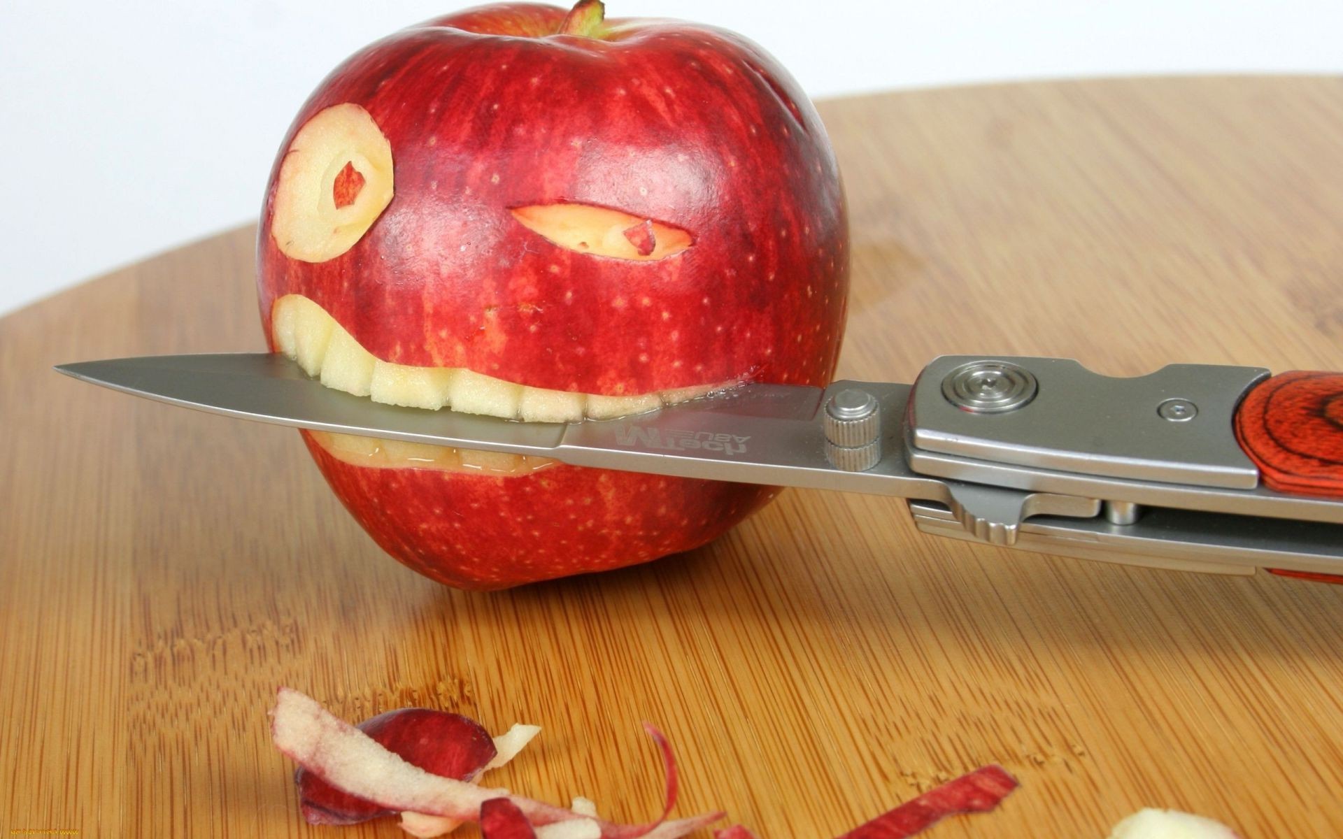 humor y sátira comida madera cuchillo salud fruta comida delicioso tabla madera manzana