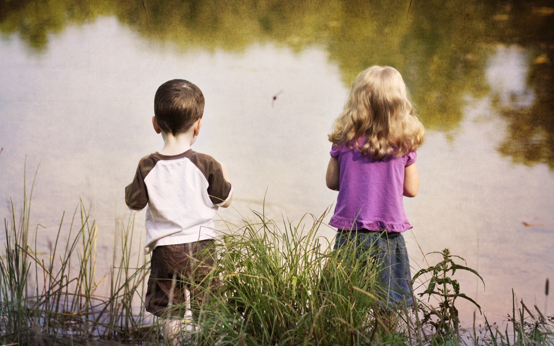 vintage enfant fille nature bonheur plaisir amour garçon herbe parc mode de vie loisirs à l extérieur deux jeunes enfant bambin blond union