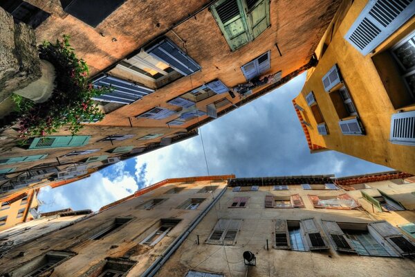 Ciel à travers la rue entre les maisons