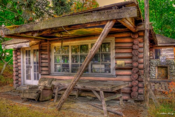 Maison en bois dans la forêt, Vintage