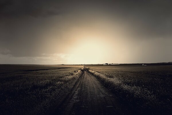 Eine verlassene Straße, die zum Sonnenuntergang führt