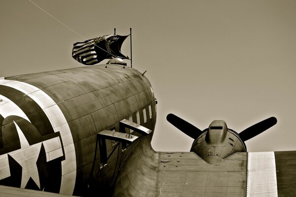 Foto en blanco y negro de un avión militar