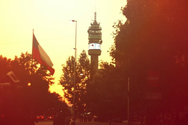 Bandera del país europeo, torre de televisión