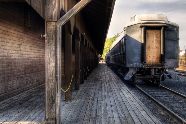 Ahşap tren istasyonunda vintage tren