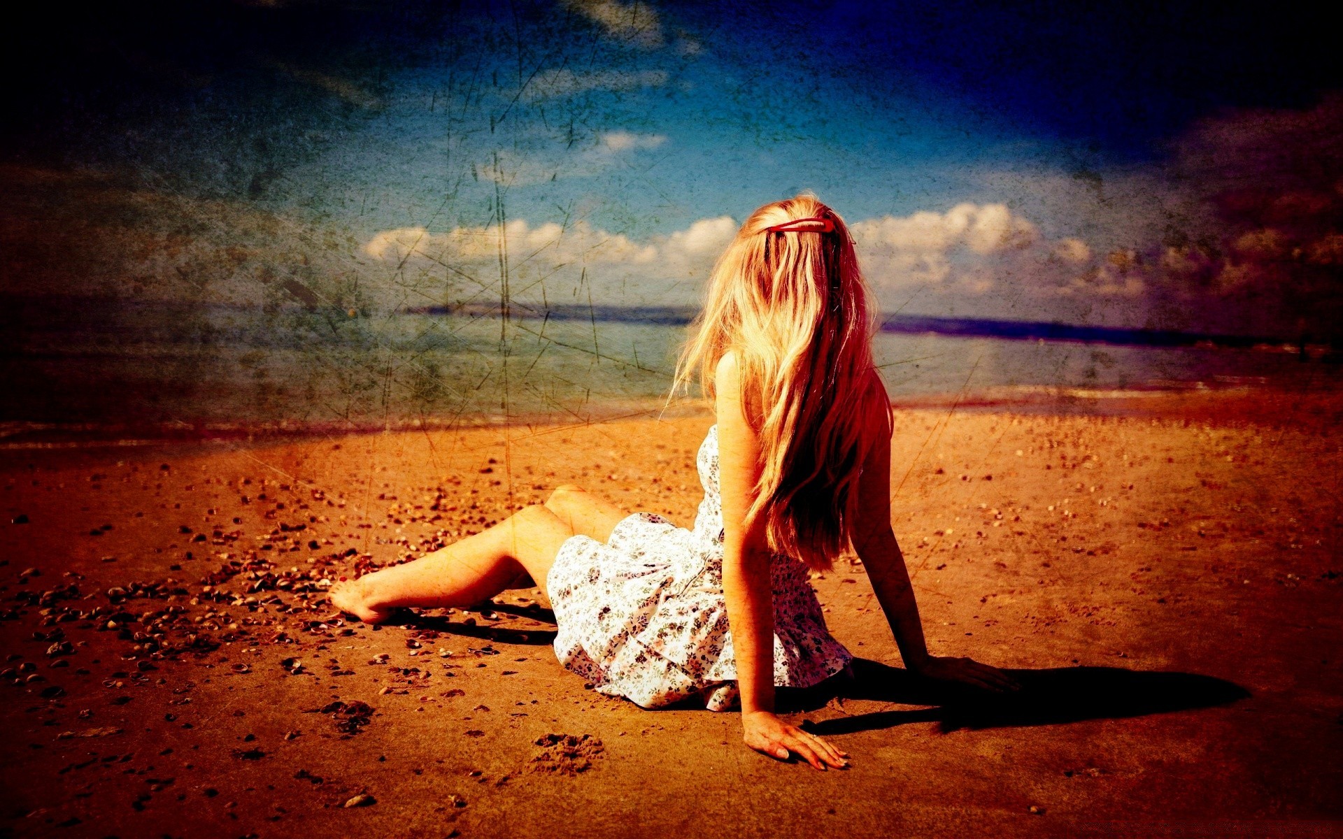 Блондинка на фоне моря