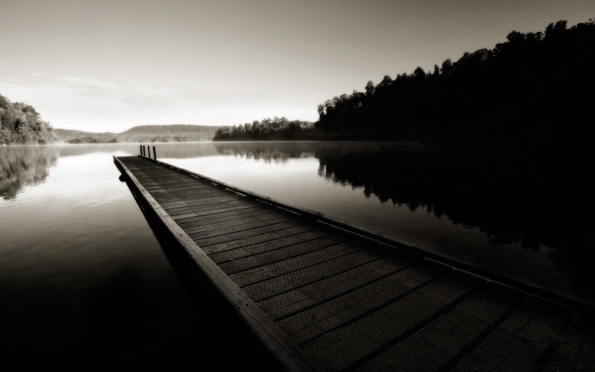 vintage monochrome lac eau rivière réflexion coucher de soleil aube paysage nature ciel pont bois bois lumière brouillard sombre voyage noir et blanc soir