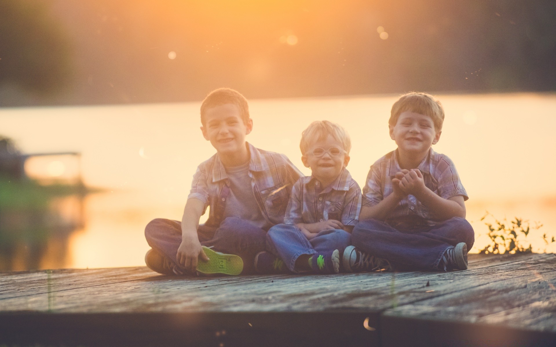 jahrgang kind mädchen glück junge erwachsener lebensstil strand gruppe jugend porträt meer mann wasser liebe familie reisen gesichtsausdruck urlaub