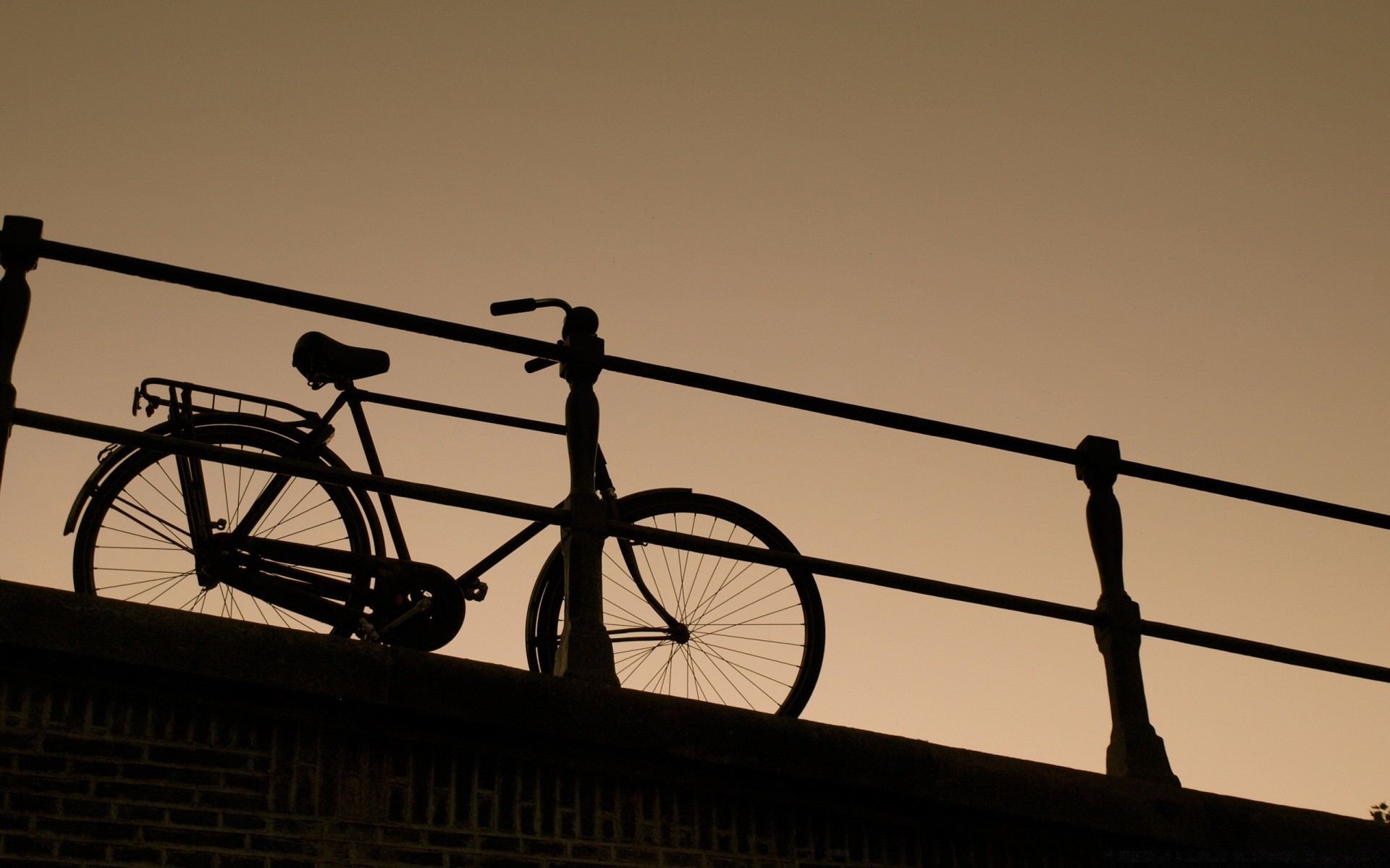 vintage roues vélo système de transport fils ciel coucher de soleil