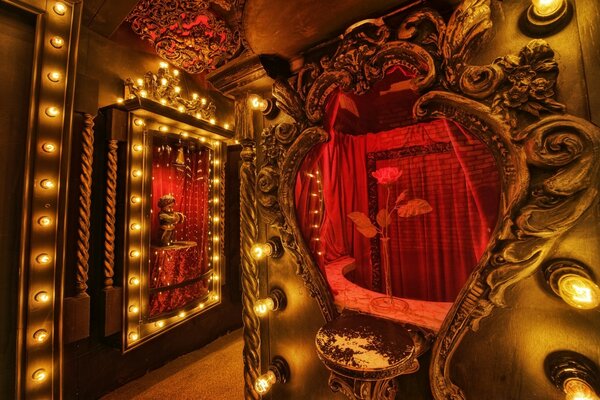 غرفة ذهبية مع ستائر حمراء ومرايا