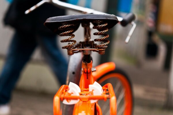 Bicicleta naranja al aire libre