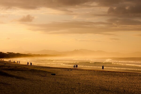 Paseo en la playa al atardecer