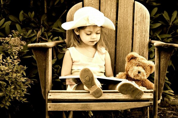 Vintage, Foto eines Kindes mit einem Teddybär im Fett