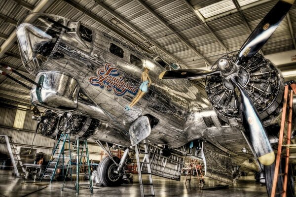 Avión de hierro en el hangar en reparación