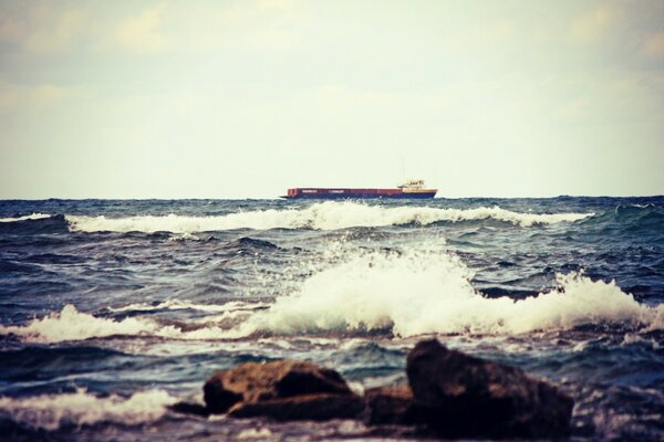 Potężny ocean uderza falą o brzeg, wiatr idzie swobodnie. Ile tu wody