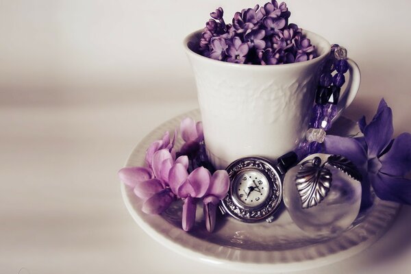 Taza de té con flores púrpuras