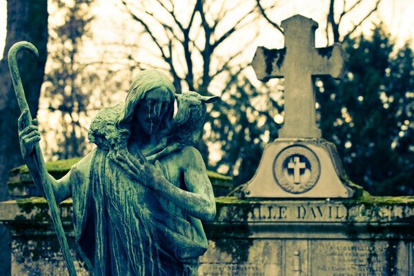 Monumento del Santo nel cimitero della città