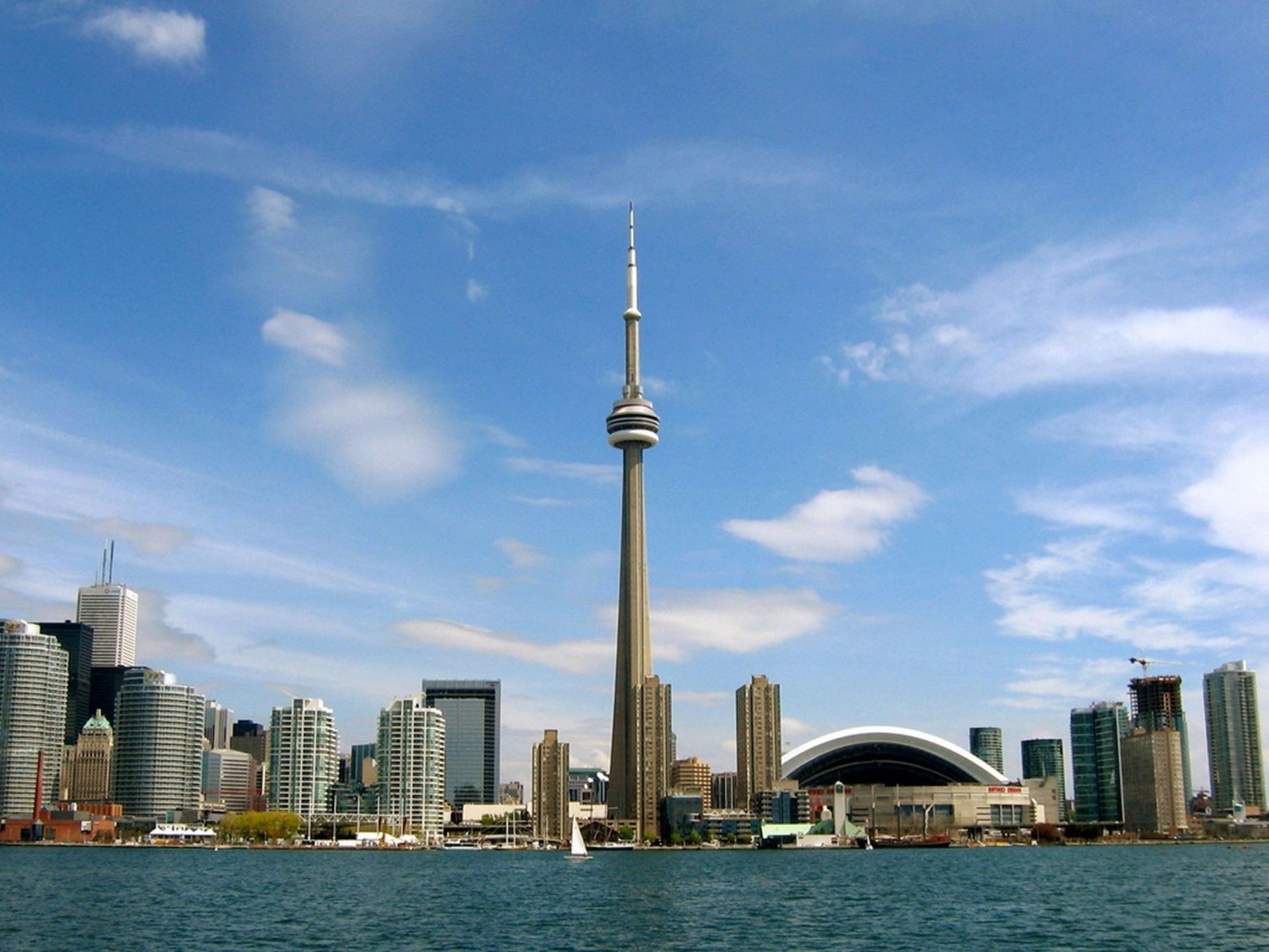 Канада малайзия. Торонто Канада. Башня в Торонто. Торонто Канада море. Достопримечат Торонто.