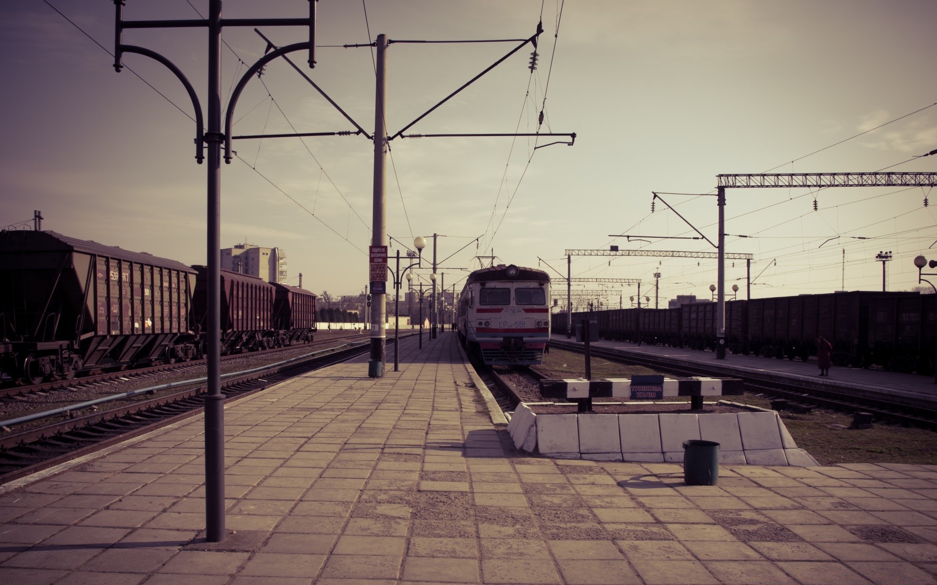 jahrgang zug eisenbahn transportsystem station reisen brücke stadt auto stadt licht plattform stau straße sonnenuntergang himmel straße track