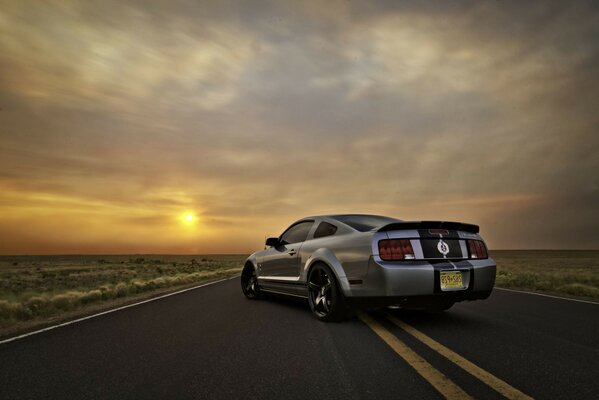 Coche deportivo al atardecer