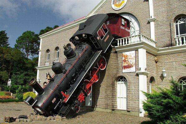 Eine Lokomotive in einem Backsteinhaus. Baudenkmal