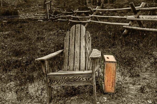 Chaise en bois Vintage dans la cour de la maison