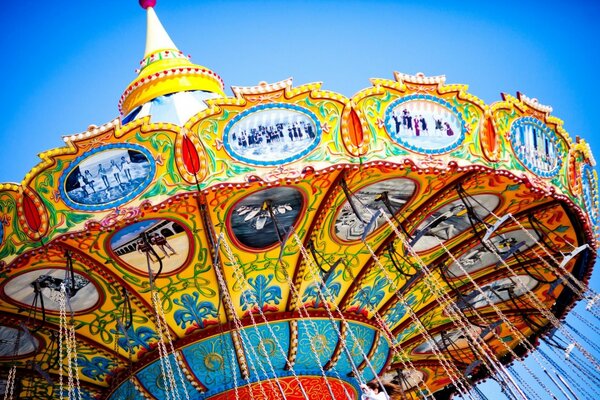 Carrousel pour enfants lumineux sur fond de ciel