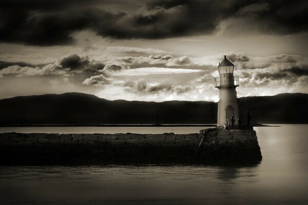 Image Monochrome d un phare près de l eau