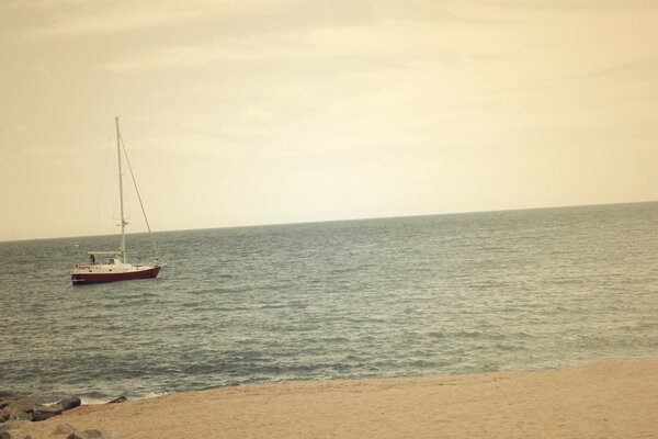 Petit yacht dans la mer calme