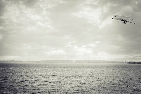 El avión aterriza desde el mar