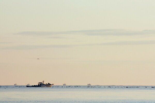 Das Schiff schwimmt im grenzenlosen Meer