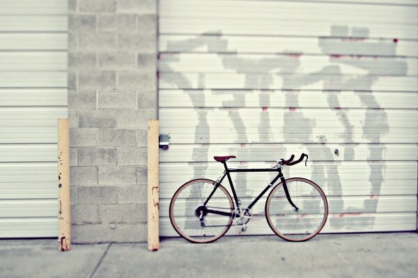 Sombra de bicicleta en la pared del garaje