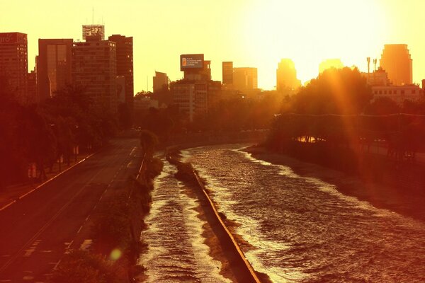 Puesta de sol sobre la ciudad y las olas