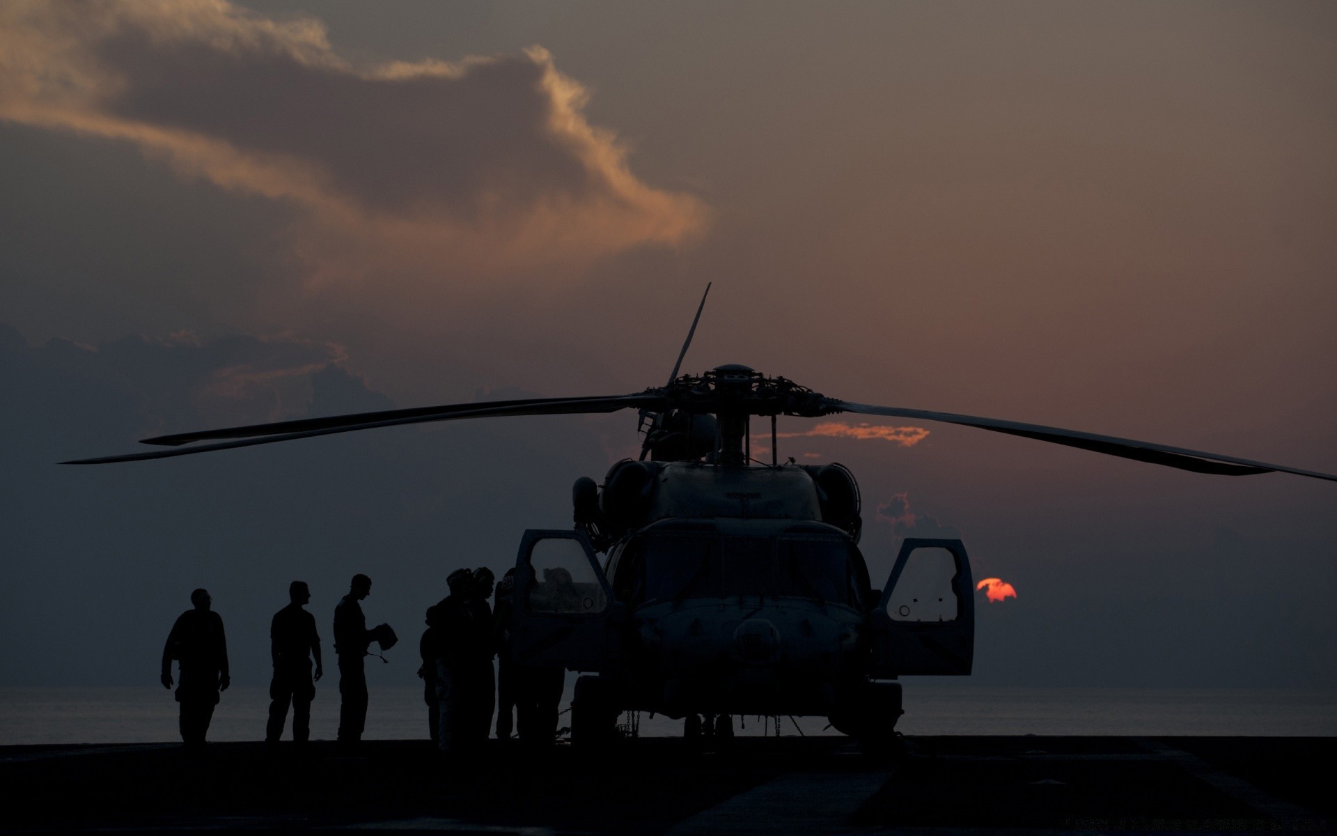 armas e exército avião helicóptero militar carro avião pôr do sol sistema de transporte aeroporto luz de fundo exército ar guerra voo oceano praia mar céu voar economia