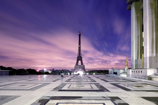 . La torre Eiffel a través de la Plaza en los rayos del atardecer