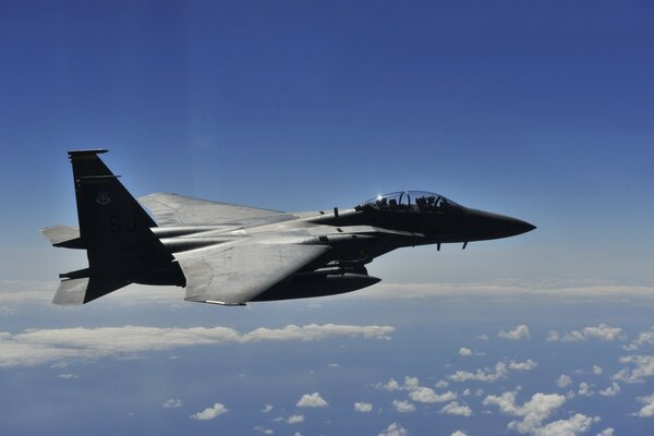 Avión militar mientras vuela en el cielo