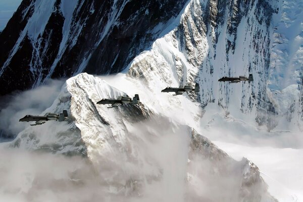 Aviões de combate no fundo das montanhas