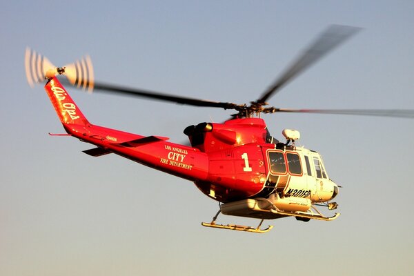 Helicóptero ganando altura en el aire