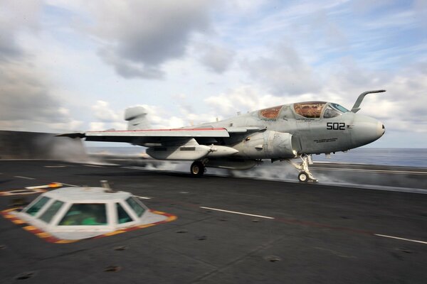 Prowler lança do convés de vôo O USS Dwight D. Eisenhower