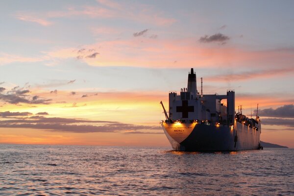 Militärtrawler , Sonnenuntergang am Meer