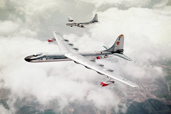 Aviones diseccionan cúmulos de nubes