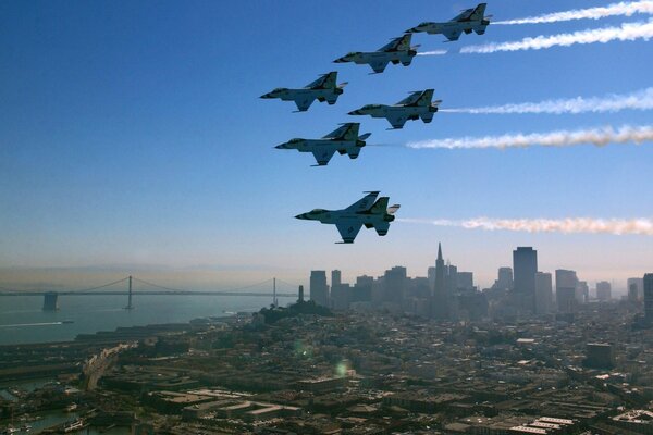 Escuadrón militar en el cielo sobre la ciudad