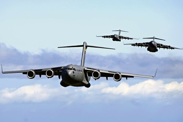 Avião militar no céu azul